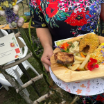 Zwycięska potrawa: "Karp w duecie na dwa sposoby" zaprezentowany na drewnianej misie przez przedstawicielkę zwycięskiego Koła Gospodyń Wiejskich Twórcza Osada w Biedaszce.