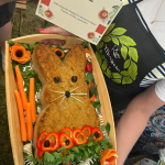 Przedstawicielka Koła Gospodyń Wiejskich w Morzęcinie Małym prezentuje potrawę pod nazwą : "Pasztet z królika z warzywami " w formie królika udekorowany warzywami m.in. papryką i marchewką oraz listkami pietruszki.