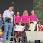 Laureaci II miejsca  - przedstawicielki Koła Gospodyń Wiejskich w Starej Górze podczas odbierania nagrody na scenie podczas I Etapu konkursu kulinarnego Bitwa Regionów w Górze