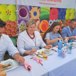 Komisja konkursowa w trakcie oceny potrawy podczas I Etapu konkursu kulinarnego Bitwa Regionów w Lubomierzu