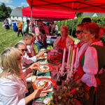 Komisja konkursowa  na stoisku jednego z Kół Gospodyń Wiejskich w trakcie oceny potrawy konkursowej podczas I Etapu konkursu kulinarnego Bitwa Regionów w Starym Wielisławie