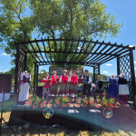 Chór na scenie w trakcie występu podczas I Etapu konkursu kulinarnego Bitwa Regionów w Starym Wielisławiu