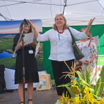 Pracownica Krajowego Ośrodka Wsparcia Rolnictwa oraz przedstawicielka komisji konkursowej na scenie podczas II etapu konkursu Bitwa Regionów we Wrocławiu.