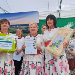 Laureatki III miejsca Koło Gospodyń Wiejskich w Ołdrzychowicach Kłodzkich pozują na scenie do zdjęcia z dyplomem.
