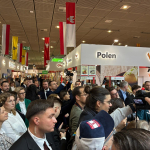 Ludzie odwiedzający targi Grüne Woche w Belinie obok polskiego stoiska na targach Grüne Woche w Belinie.