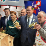 Minister Rolnictwa i Rozwoju Wsi Stefan Krajewski i Zastępca Dyrektora Generalnego KOWR Lucjan Zwolak na stoisku Koła Gospodyń Wiejskich  Zakocie „Wygodni Zakociacy” na targach Grüne Woche w Belinie.