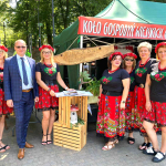 Laureaci 1 miejsca : Koło Gospodyń Wiejskich w Strzelcach pozujące do zdjęcia przed swoim namiotem