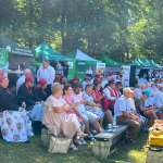 Publiczność w trakcie ogłoszenia wyników I etapu Bitwy Regionów podczas Festiwalu “Brzeg folklorem malowany”