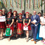 Koło Gospodyń Wiejskich w Strzelcach odbiera nagrodę podczas I etapu Bitwy Regionów w Brzegu