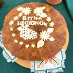 Bochen chleba zdobiony białymi wzorkami i napisem "Bitwa Regionów"