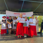 Laureaci I miejsca: Koło Gospodyń Wiejskich Nasale pozujący do zdjęcia na scenie -  I etap Bitwy Regionów w Bycznie