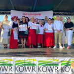 Laureaci miejsc 1-3  pozujący do zdjęcia na scenie -  I etap Bitwy Regionów w Bycznie