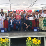 Uczestnicy i laureaci Bitwy Regionów w Głubczycach pozują wspólnie do pamiątkowego zdjęcia