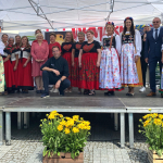 Koła Gospodyń Wiejskich uczestniczące w konkursie Bitwy Regionów w Głubczycach pozują wspólnie do pamiątkowego zdjęcia