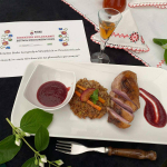 Zwycięska potrawa "Pierś kaczki w sosie śliwkowym na placuszku gryczanym"  przygotowana przez Samodzielne Koło Gospodyń Wiejskich w Prusinowicach na Bitwie Regionów w Prudniku