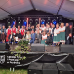 Uczestnicy i laureaci Bitwy Regionów w Prudniku pozują wspólnie do pamiątkowego zdjęcia