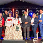 Samodzielne Koło Gospodyń Wiejskich w Prusinowicach i członkowie komisji konkursowej pozujący do wspólnego zdjęcia na scenie w Niezdrowicach