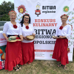 Laureaci I miejsca  - przedstawicielki Koła Gospodyń Wiejskich Nasale pozujące do zdjęcia ze zwycięską potrawą konkursową.