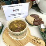 Zwycięska potrawa II etapu Bitwy Regionów w Rychnowie - Nasalska dzika zalewajka zajadana z pajdą swojskiego chleba sporządzona przez Koło Gospodyń Wiejskich Nasale