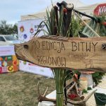 Zdjęcie drewnianego szyldu z napisem " 10 Edycja  Bitwy Regionów" podczas  II etapu Bitwy Regionów w Rychnowie