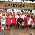 Uczestnicy i laureaci 1 - 3 miejsca Bitwy Regionów w Rychniowie pozują wspólnie na scenie do pamiątkowego zdjęcia   - II etap Bitwy Regionów w Rychnowie