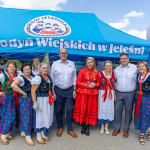 Laureaci II miejsca: Koło Gospodyń Wiejskich Wiejskich Jeleśnia pozujące do zdjęcia przed swoim namioctem razem z organizatorami wydarzenia podczas I etapu konkursu Bitwa Regionów w Pawłowicach