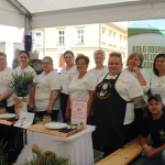 Laureaci II miejsca: Koło Gospodyń Wiejskich „Kopieniczanki” z Kopienicy.pozujące do zdjęcia w swoim namiocie podczas I etapu konkursu Bitwa Regionów w Koszęcinie