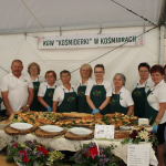 Laureaci I miejsca: Koło Gospodyń Wiejskich "Kośmiderki" z Kośmider .pozujące do zdjęcia na swoim stoisku podczas I etapu konkursu Bitwa Regionów w Koszęcinie