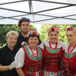 Laureatki II miejsca: Koło Gospodyń Wiejskich „Frele i Karlusy” w Chechle pozujące do zdjęcia w swoim namiocie podczas I etapu konkursu Bitwa Regionów w Pawłowicach