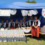 Laureaci I miejsca - Członkinie Koła Gospodyń Wiejskich Mysłowianki w Lgocie Murowanej podczas pozowania do zdjęcia na swoim stoisku