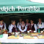 Laureaci I miejsca: Koło Gospodyń Wiejskich Porąbka pozujące do zdjęcia w swoim namiocie podczas II etapu konkursu Bitwa Regionów w Pawłowicach