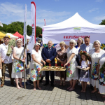 Koło Gospodyń Wiejskich Złoty Kłos z Szyldaka prezentuje tradycyjne potrawę podczas Bitwy Regionów w Gietrzwałdzie