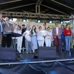 Koło Gospodyń Wiejskich Wszyscy Razem z Fromborka odbiera nagrodę za potrawę Leśna bajka spod Fromborka podczas Bitwy Regionów w Godkowie