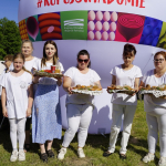 Członkinie Koła Gospodyń Wiejskich Wszyscy Razem prezentują potrawę Leśna bajka spod Fromborka przed Komisja konkursową w Godkowie
