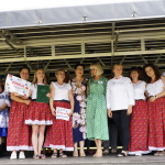 Koło Gospodyń Wiejskich Wierzbowianki z Wierzbowa odbiera nagrodę podczas Bitwy Regionów w Nidzicy