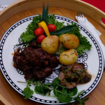 Koło Gospodyń Wiejskich Wierzbowianki z Wierzbowa prezentują stoisko podczas Bitwy Regionów w Nidzicy