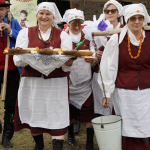 Koło Gospodyń Wiejskich Pieckowianie w strojach regionalnych prezentuje kaczkę faszerowaną z kaszą i grzybami leśnymi na Bitwie Regionów w Pieckach