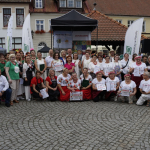 Uczestnicy i laureaci Bitwy Regionów w Reszlu pozują wspólnie do pamiątkowego zdjęcia