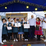 Koło Gospodyń Wiejskich Na Widelcu z Wikielca odbiera nagrodę podczas Bitwy Regionów w Szałkowie