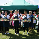 Koło Gospodyń Wiejskich Na Widelcu z Wikielca prezentuje potrawy konkursowe podczas Bitwy Regionów w Szałkowie