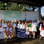 Laureaci II etapu wojewódzkiego Bitwy Regionów w Miłomłynie odbierają nagrody na scenie