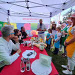 Koło Gospodyń Wiejskich Sami Swoi z Miczuł prezentuje potrawę Mazurskie Dziady z leśnym twistem przed komisją konkursową podczas finału wojewódzkiego Bitwy Regionów w Miłomłynie