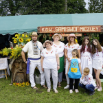 Koło Gospodyń Wiejskich Sami Swoi z Miczuł w strojach regionalnych przed swoim stoiskiem podczas finału wojewódzkiego Bitwy Regionów w Miłomłynie