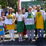 Koło Gospodyń Wiejskich Sami Swoi w Miczułach, zwycięzcy Bitwy Regionów w Gołdapi, trzymają dyplom i nagrodę na scenie