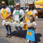 Koło Gospodyń Wiejskich Sami Swoi w Miczułach, zwycięzcy Bitwy Regionów w Gołdapi, prezentują potrawę konkursową na rynku w Gołdapi