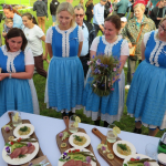 Zwycięzcy konkursu: Koło Gospodyń Wiejskich Kołaczkowianki w Kołaczkowie prezentują potrawę przed komisją