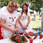 Koło Gospodyń Wiejskich w Hucie prezentują swoją potrawę przed komisją konkursową