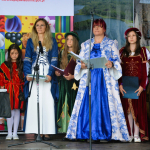 Konferansjerki prowadzące wydarzenie na scenie podczas rozstrzygnięcia konkursu Bitwa Regionów w Bierzwniku