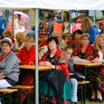 Uczestniczki konkursu Bitwa Regionów w Bierzwniku, oczekujące na ogłoszenie wyników konkursu