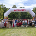 Wspólne zdjęcie organizatorów i uczestników pierwszego etapu konkursu kulinarnego Bitwa Regionów w Siemczynie